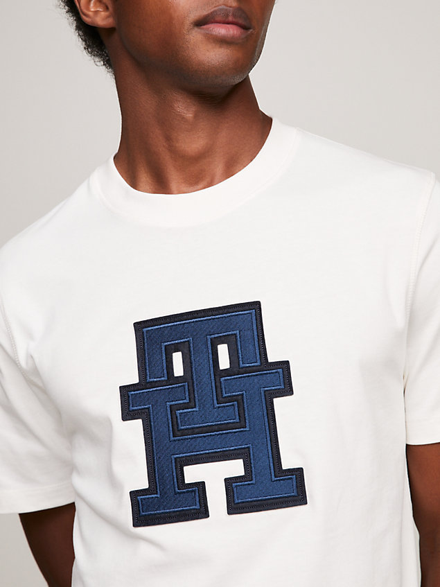 camiseta con aplicación del monograma th white de hombre tommy hilfiger