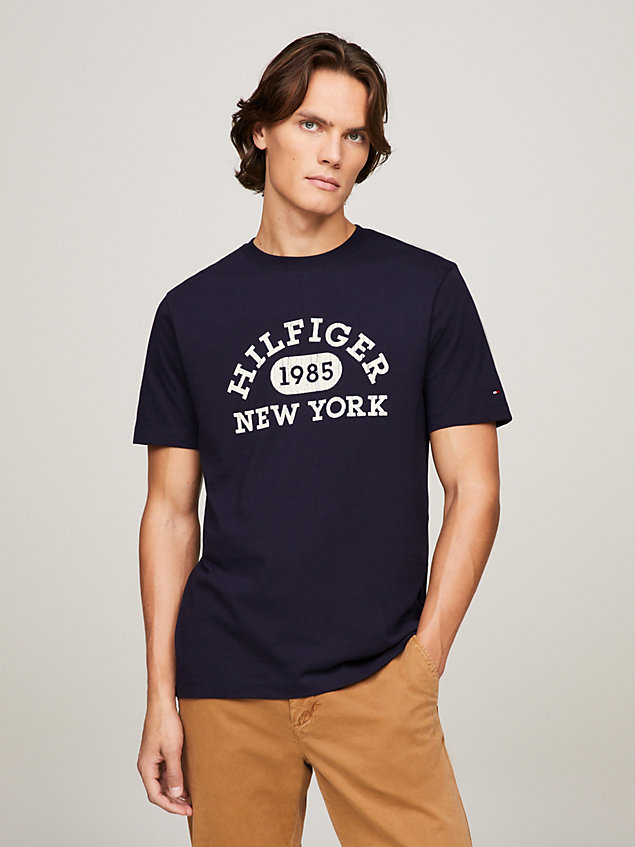 blue t-shirt z uczelnianym logo hilfiger dla mężczyźni - tommy hilfiger