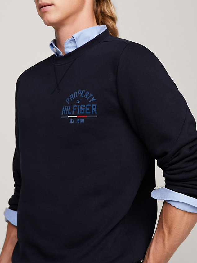 blue sportowa bluza z graficznym logo dla mężczyźni - tommy hilfiger