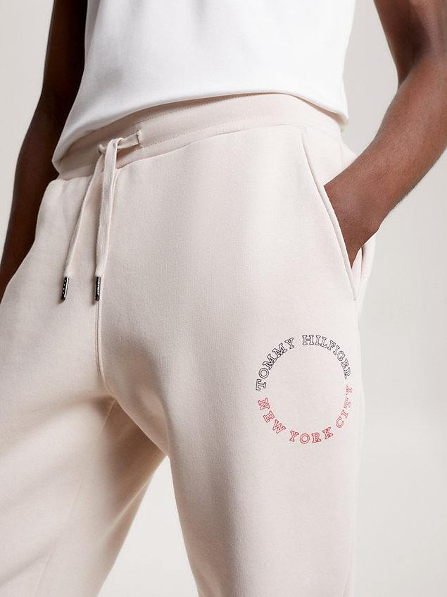 beige joggery z logo hilfiger czcionką monotypową dla mężczyźni - tommy hilfiger