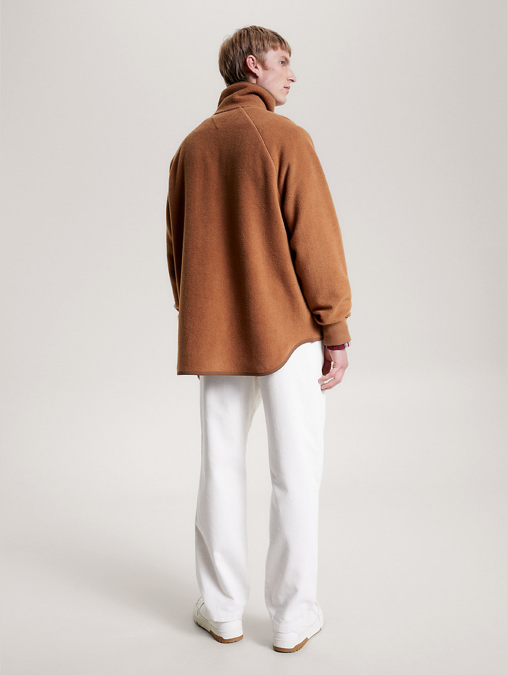 brown sweter z logo hilfiger czcionką monotypową dla mężczyźni - tommy hilfiger