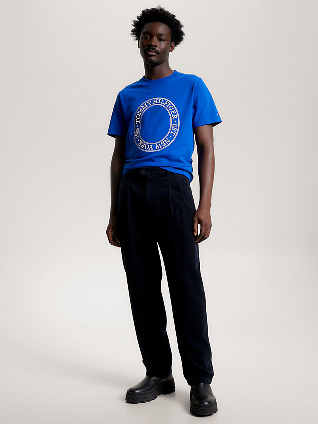 blue t-shirt z okrągłym dekoltem i logo dla mężczyźni - tommy hilfiger