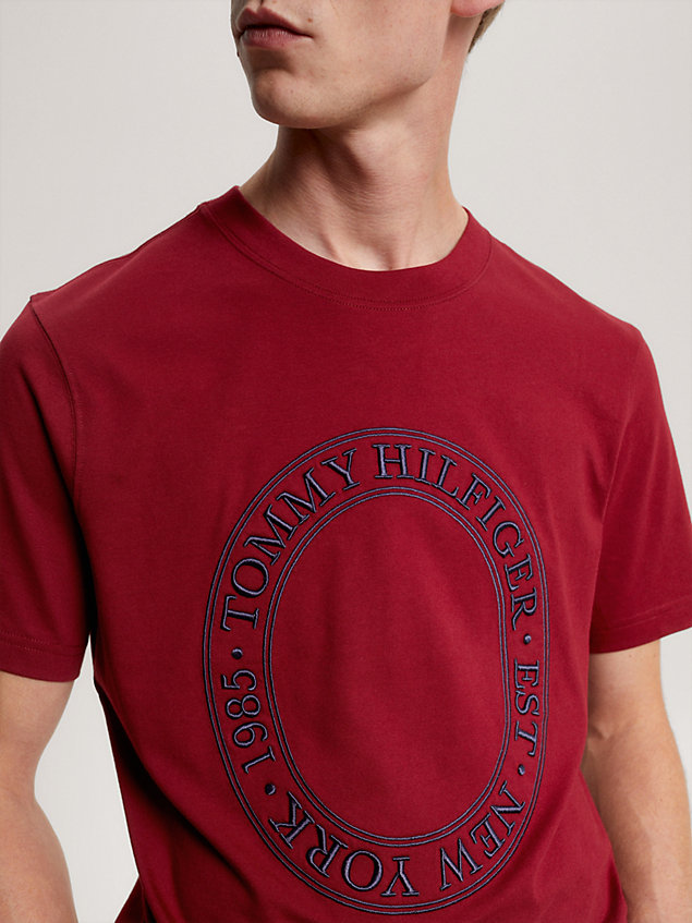 red t-shirt mit aufgesticktem logo für herren - tommy hilfiger