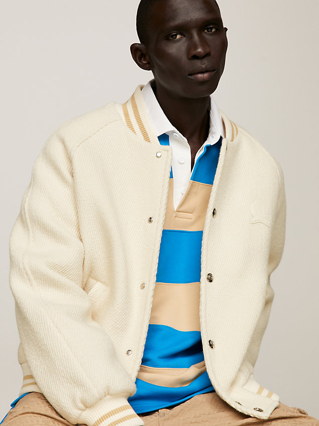 white kurtka w stylu varsity z emblematem dla mężczyźni - tommy hilfiger