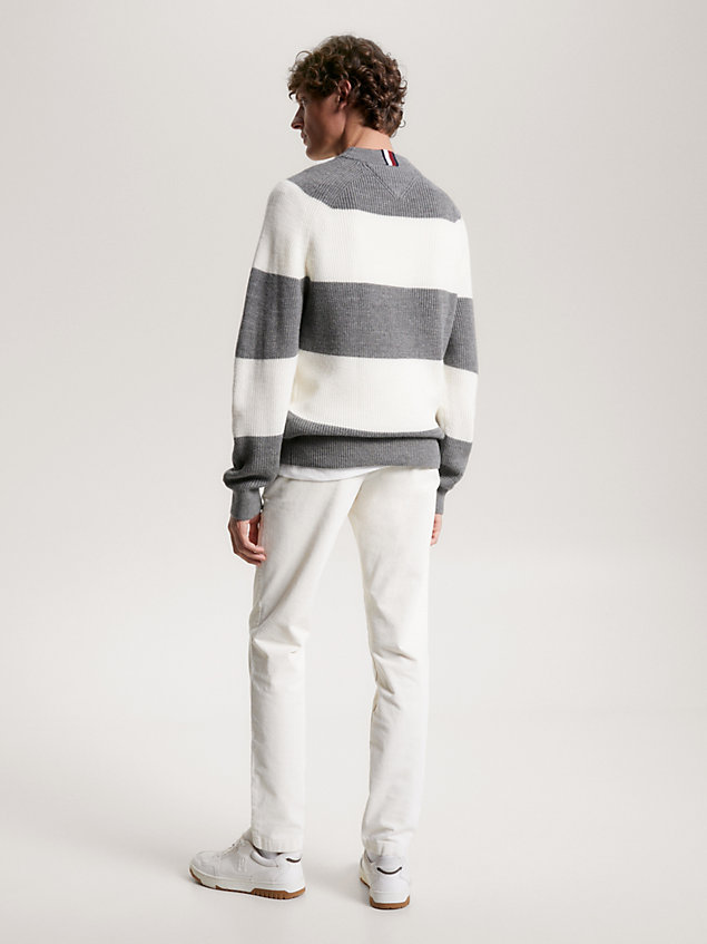 white luźny sweter z półgolfem i blokami kolorów dla mężczyźni - tommy hilfiger