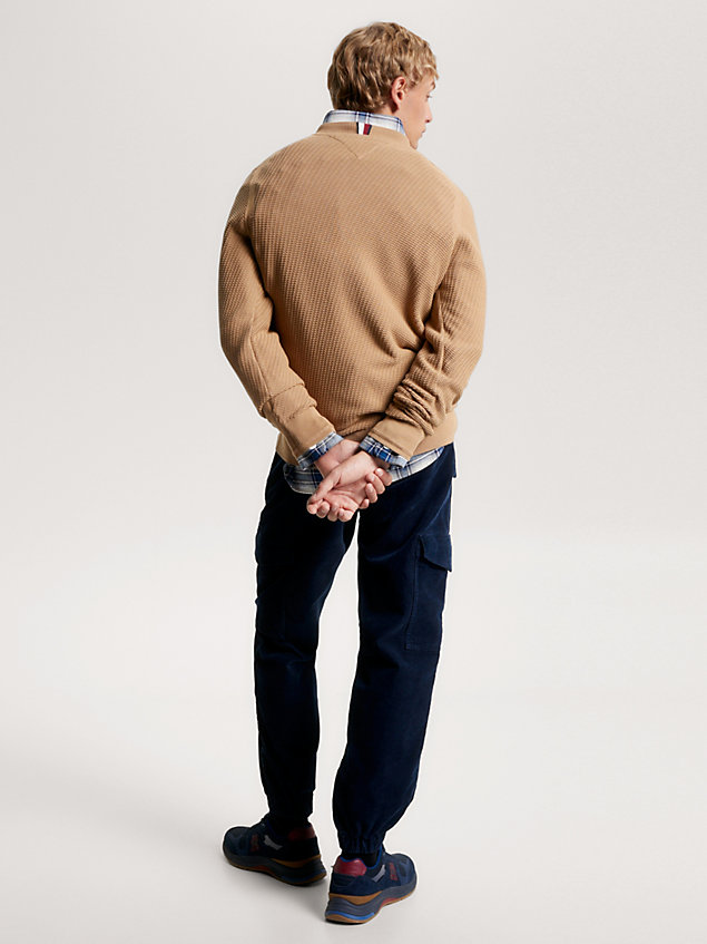 brown sweter z okrągłym dekoltem o splocie waflowym dla mężczyźni - tommy hilfiger