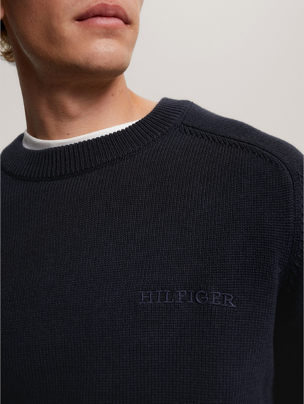 blue sweter z okrągłym dekoltem i monotypowym logo dla mężczyźni - tommy hilfiger