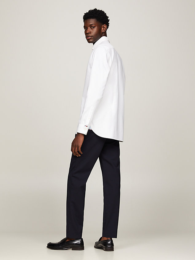 white slim fit hemd mit kontrast-knopf für herren - tommy hilfiger