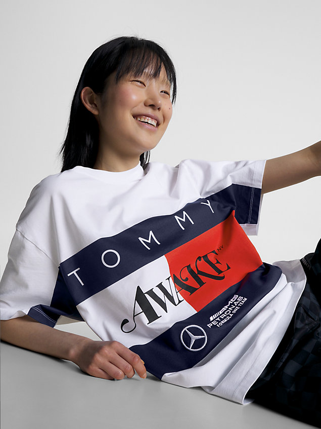 white tommy x mercedes-amg f1 x awake ny t-shirt met vlag voor heren - tommy hilfiger