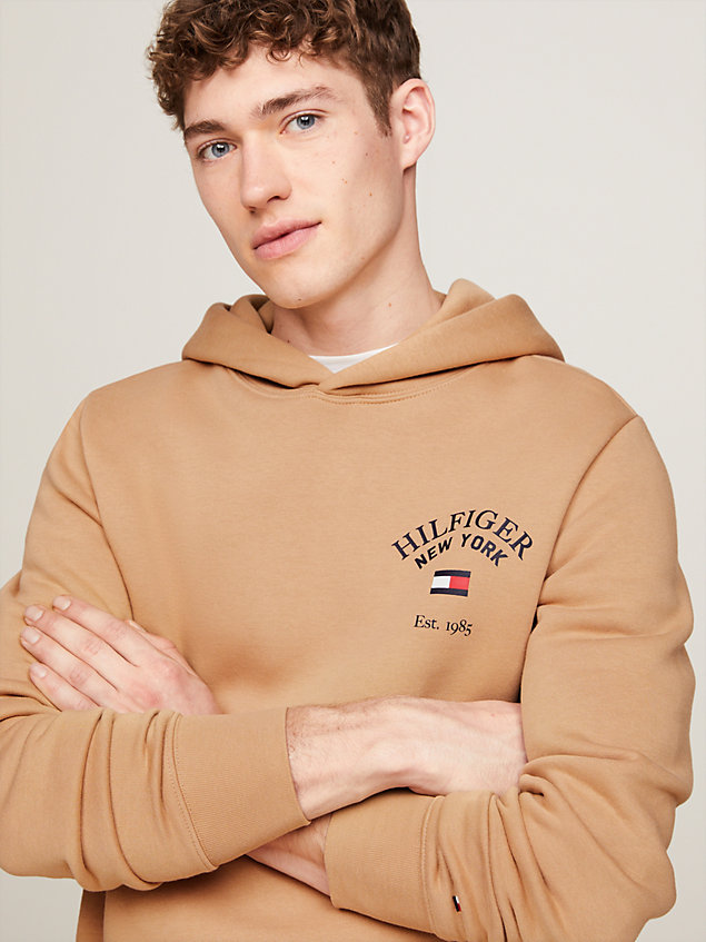 khaki varsity hoodie mit bogenförmigem logo für herren - tommy hilfiger