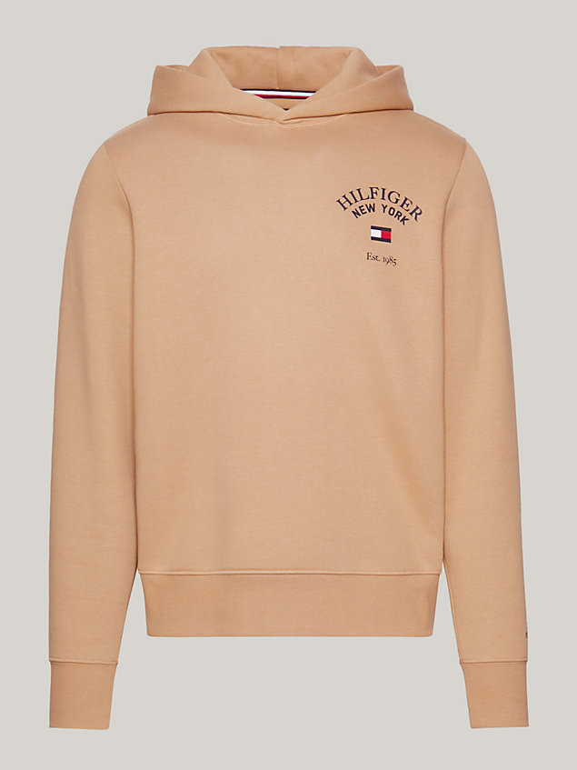 khaki varsity hoodie mit bogenförmigem logo für herren - tommy hilfiger