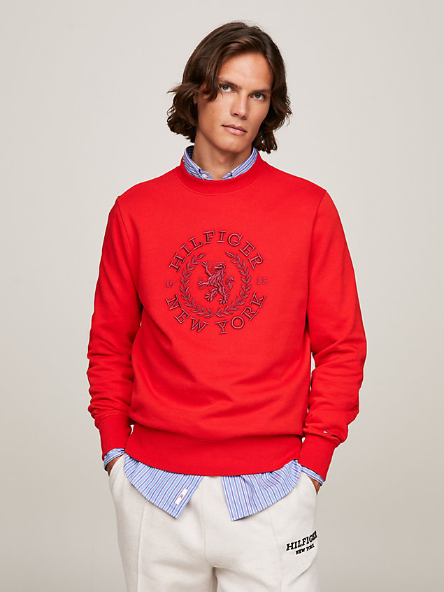 red sweatshirt mit oversize-wappen für herren - tommy hilfiger