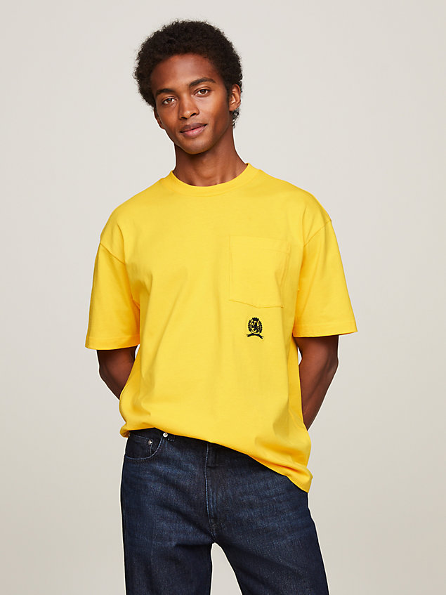 yellow t-shirt z kieszenią i emblematem dla mężczyźni - tommy hilfiger