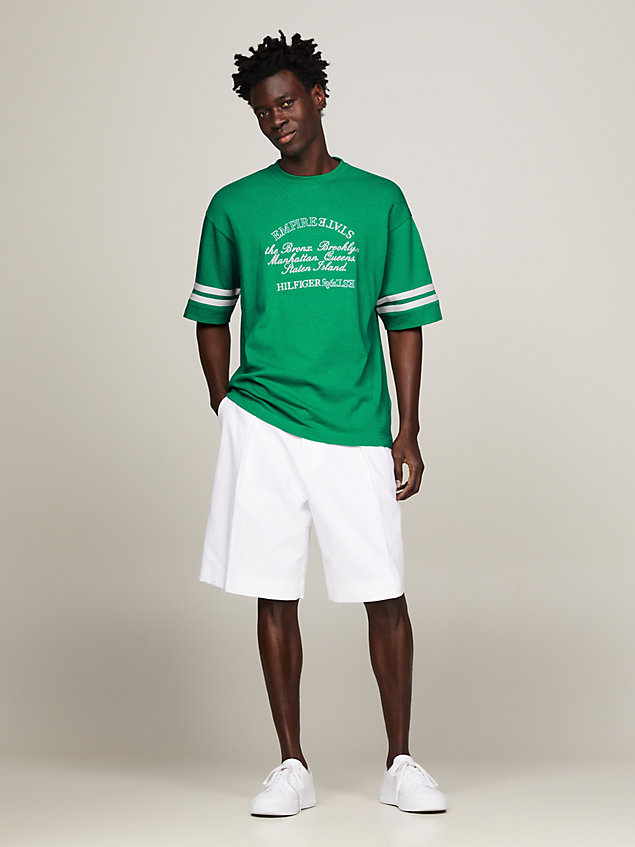 camiseta con logo bordado a contraste green de hombres tommy hilfiger