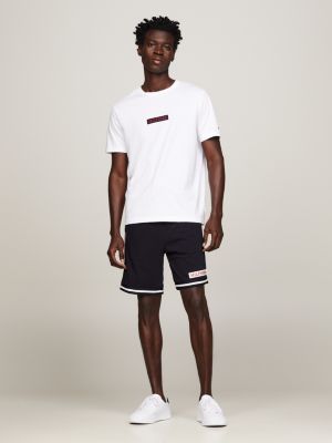 white t-shirt mit hilfiger-monotype-logo-patch für herren - tommy hilfiger