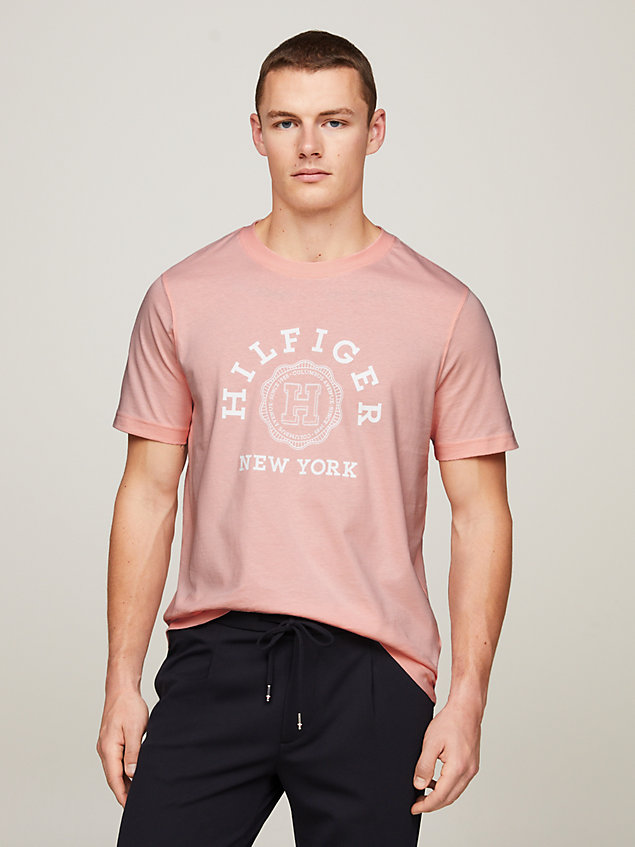 pink t-shirt mit rundhalsausschnitt und logo vorne für herren - tommy hilfiger