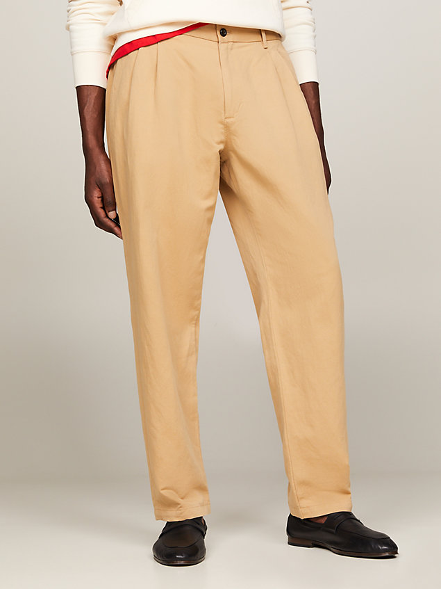 pantalón chino de pernera recta con pinzas khaki de hombres tommy hilfiger