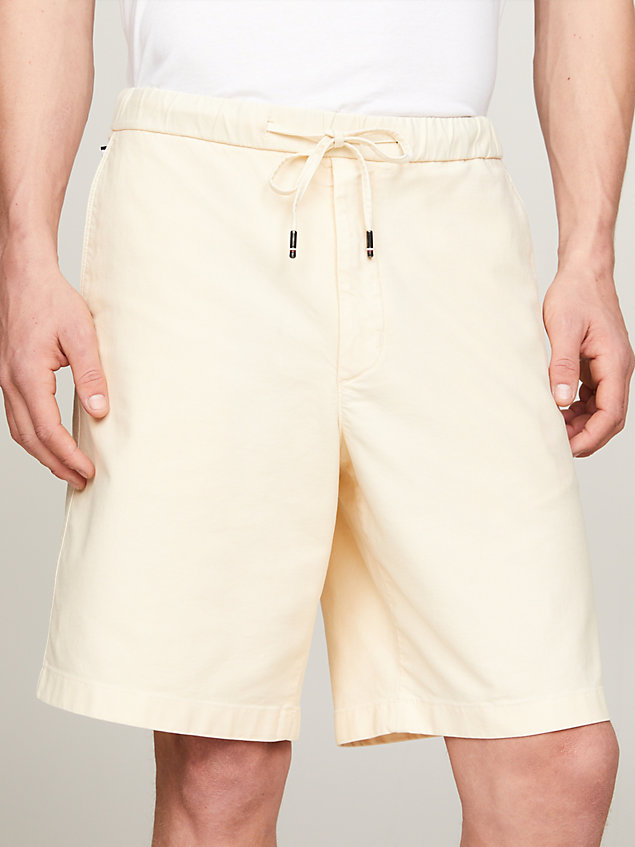 shorts chino stile bermuda in gabardine beige da uomini tommy hilfiger