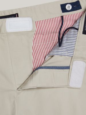 beige adaptive harlem relaxed fit chino-shorts für herren - tommy hilfiger