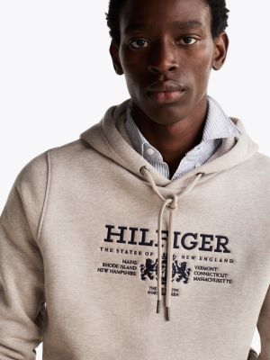 braun hoodie mit aufgesticktem wappen für herren - tommy hilfiger