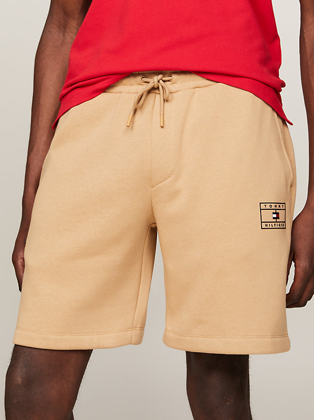 khaki sweat-shorts mit tunnelzug und sport-logo für herren - tommy hilfiger