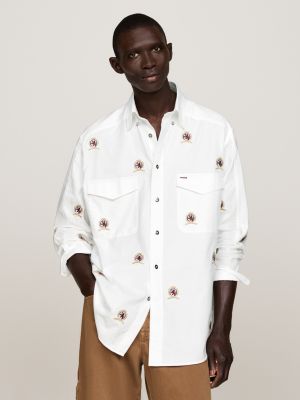 camisa de corte holgado con escudos bordados blanco de hombres tommy hilfiger