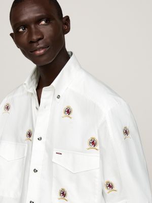 camisa de corte holgado con escudos bordados blanco de hombres tommy hilfiger