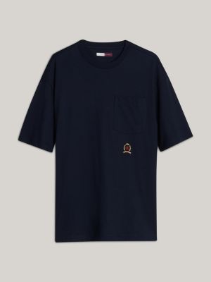 t-shirt con tasca e stemma ricamato blu da uomini tommy hilfiger