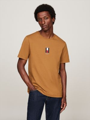 t-shirt à drapeau vertical brodé brown pour hommes tommy hilfiger