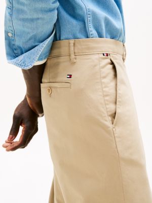 pantaloni chino harlem affusolati in rasatello beige da uomini tommy hilfiger