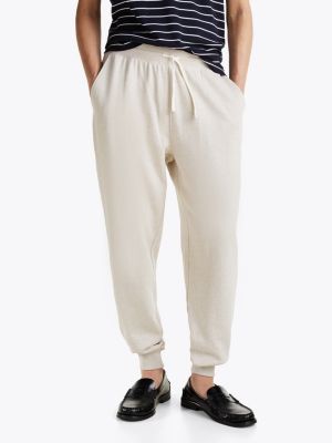 beige jogginghose mit flag-stickerei und bündchen für herren - tommy hilfiger