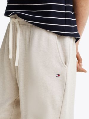 beige jogginghose mit flag-stickerei und bündchen für herren - tommy hilfiger