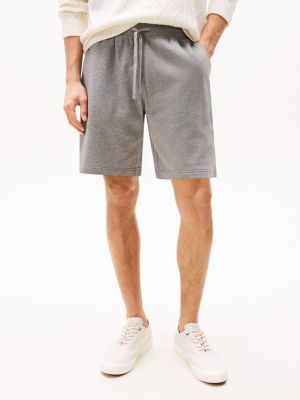 short de jogging à drapeau brodé gris pour hommes tommy hilfiger