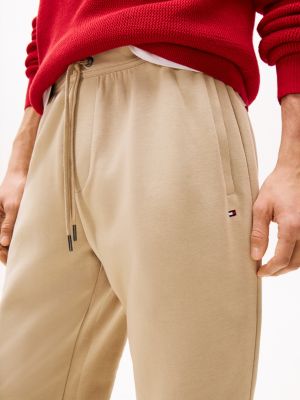 beige jogginghose mit flag-stickerei und tunnelzug für herren - tommy hilfiger