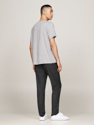 szary t-shirt z okrągłym dekoltem i flagą dla mężczyźni - tommy hilfiger