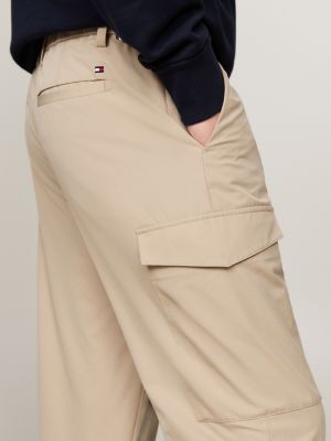 pantalón cargo harlem con pernera cónica beige de hombres tommy hilfiger