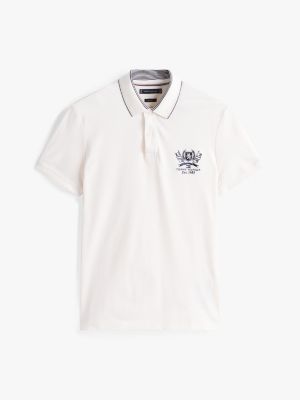 polo coupe standard à blason brodé blanc pour hommes tommy hilfiger