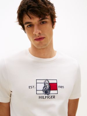 t-shirt à col ras-du-cou et logo graphique blanc pour hommes tommy hilfiger