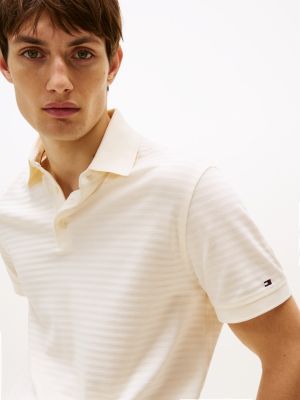 polo informal de corte regular beige de hombres tommy hilfiger