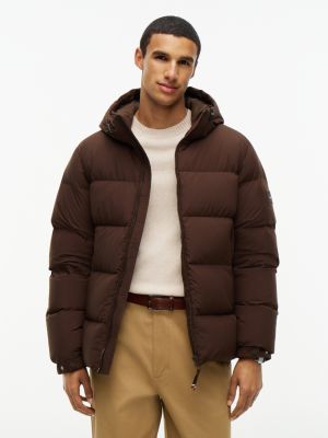 brown puffer-jacke mit kapuze, daunenfüllung und logo-patch für herren - tommy hilfiger