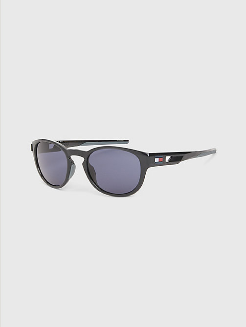 grau ovale sonnenbrille mit flag-detail für herren - tommy hilfiger