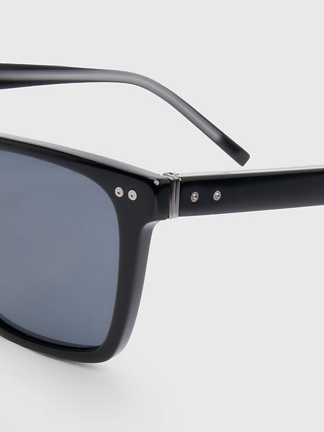black rechteckige sonnenbrille mit nieten-detail für herren - tommy hilfiger