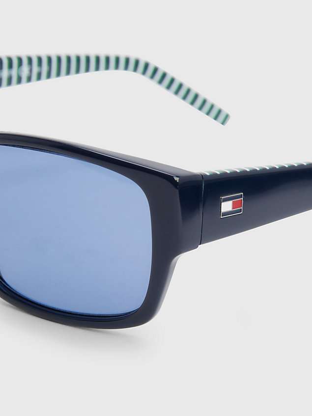 blue rechteckige sonnenbrille mit flag für herren - tommy hilfiger