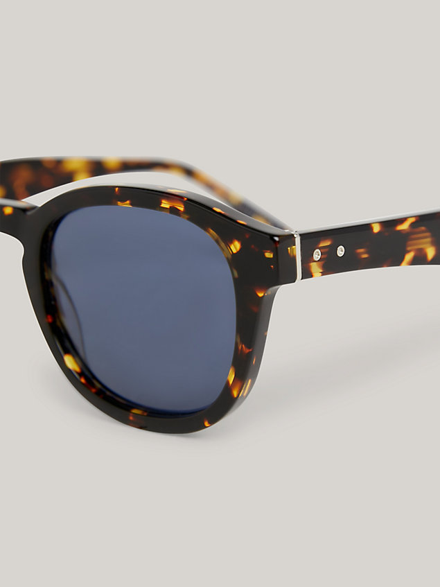 brown ovale sonnenbrille mit nietendetails für herren - tommy hilfiger