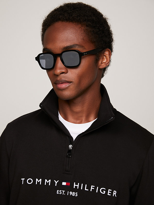 black rechteckige sonnenbrille mit nietendetails für herren - tommy hilfiger