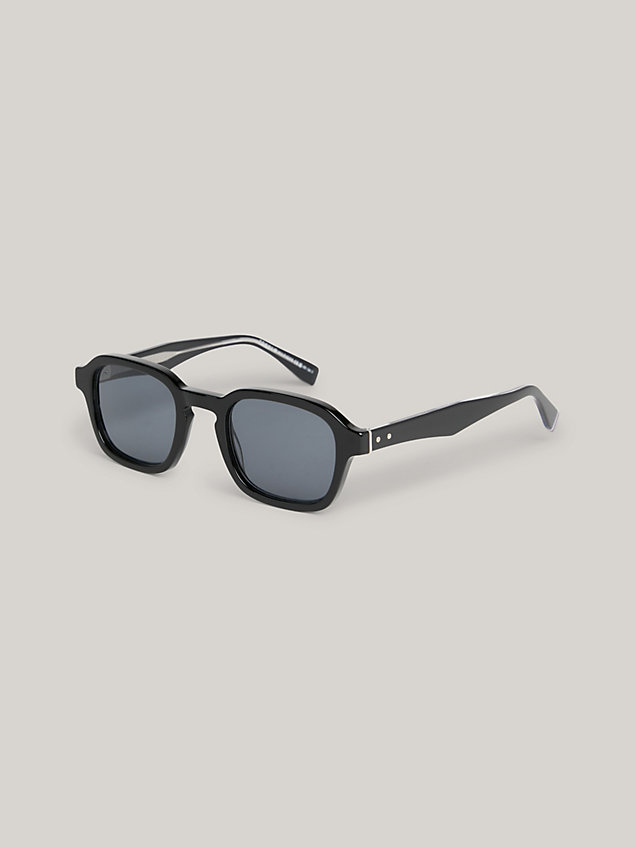 black rechteckige sonnenbrille mit nietendetails für herren - tommy hilfiger