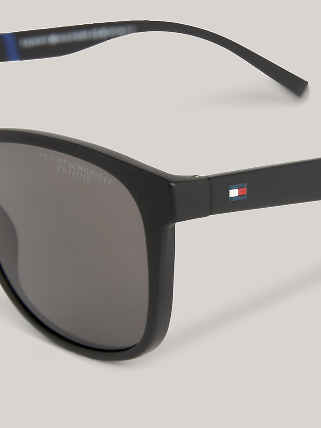 black ovale sonnenbrille mit polo-piqué-struktur für herren - tommy hilfiger