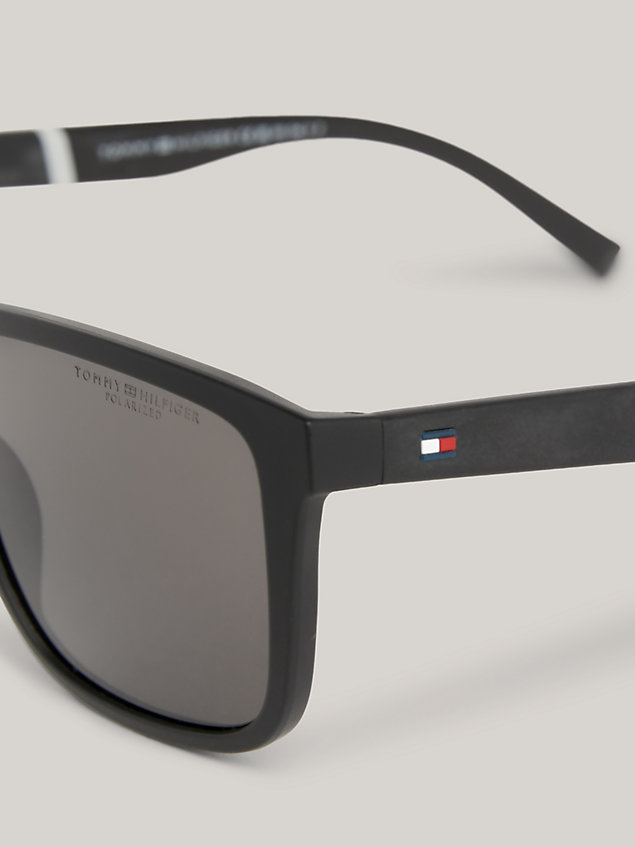 black rechteckige sonnenbrille mit piqué-struktur für herren - tommy hilfiger
