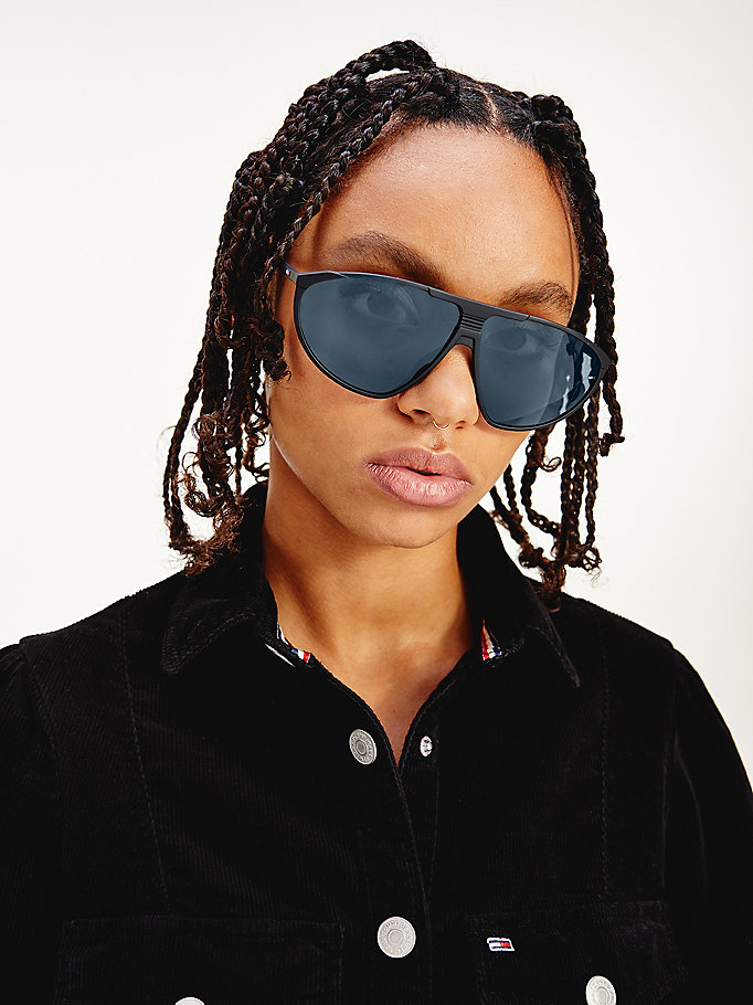 black triangular sunglasses for unisex tommy jeans