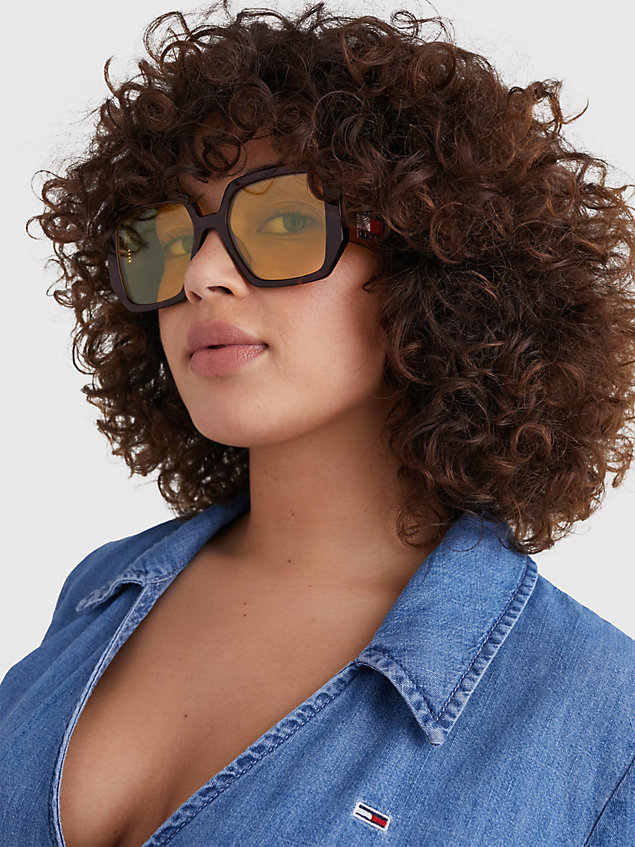 brown oversized vierkante zonnebril voor unisex - tommy jeans